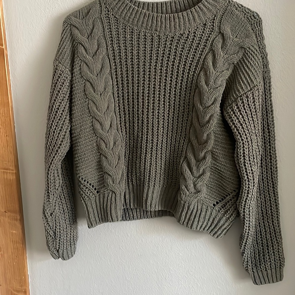 not worn, new, sinched sleeves